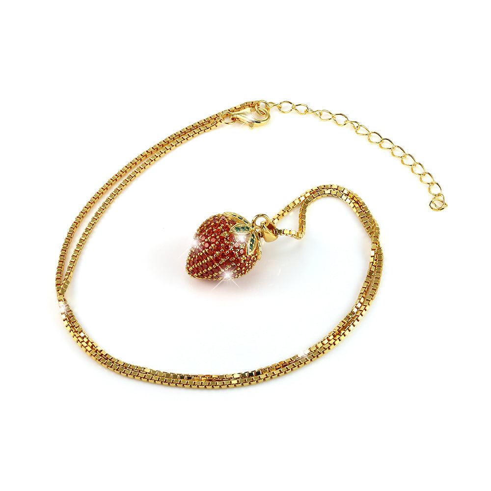 Fruchtige Goldkette mit rotem Erdbeer-Anhänger, funkelndem Zirkonia und verstellbarem Verschluss – ideal als Geschenk