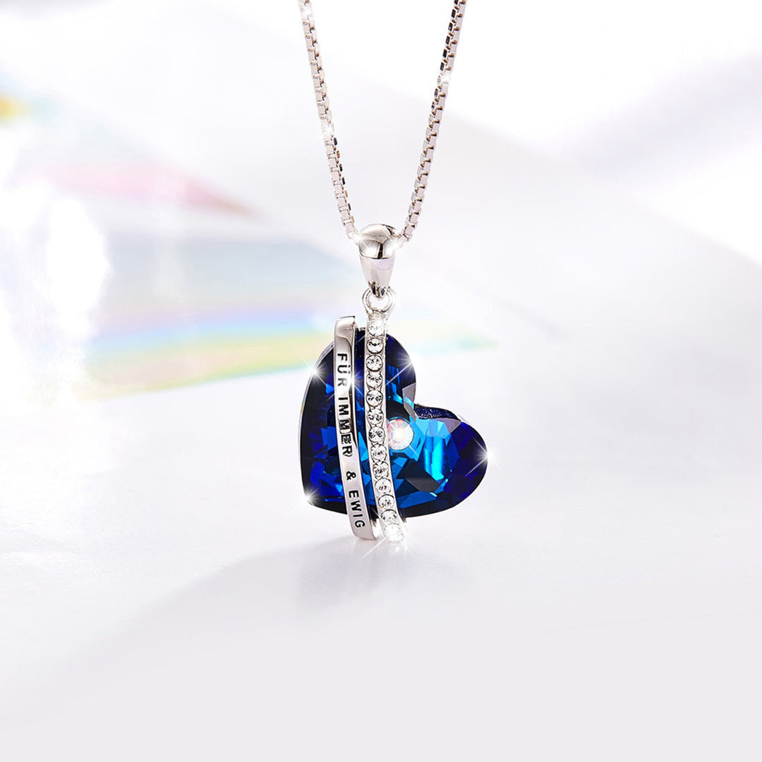 Glänzende Darstellung der blauen Herz-Halskette „Für immer und ewig“ in Silber mit funkelnden Zirkonia.