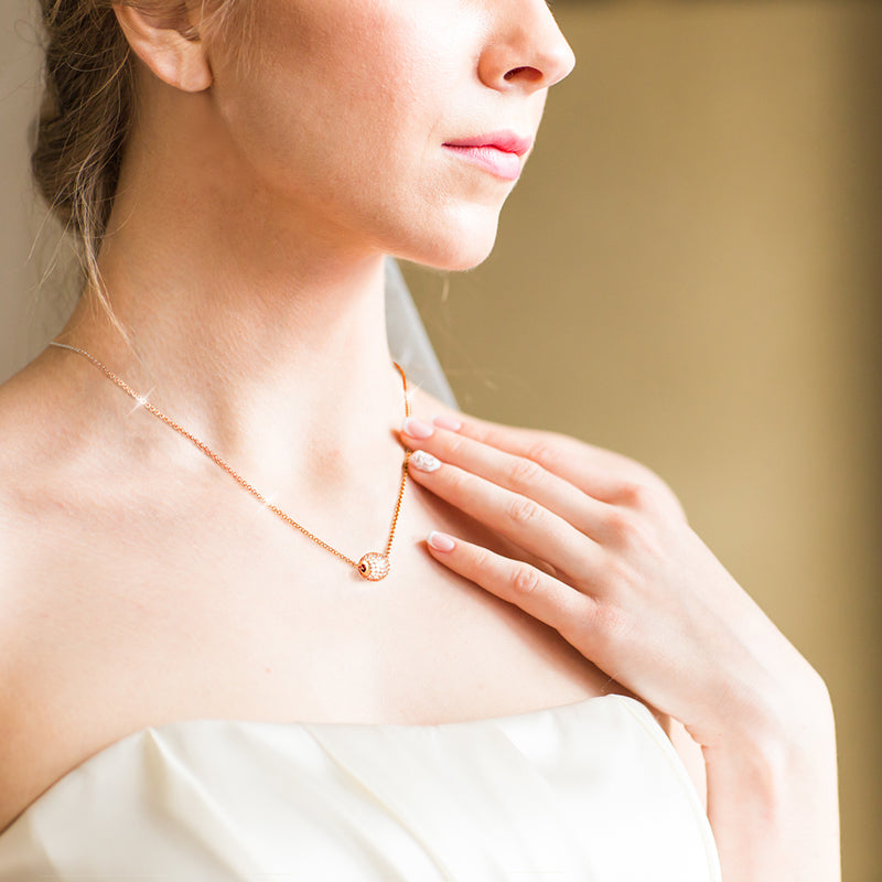 Elegante Halskette Grace in Roségold mit 5A Zirkonia, stilvoll getragen an einem Modell mit schulterfreiem Kleid.