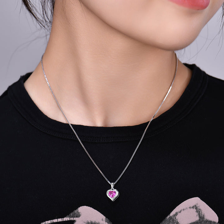 Herz Halskette für Kinder aus 925 Silber mit pinkem Zirkonia – Schmuck für Mädchen – Modell Unzertrennlich – zartes Design am Hals getragen