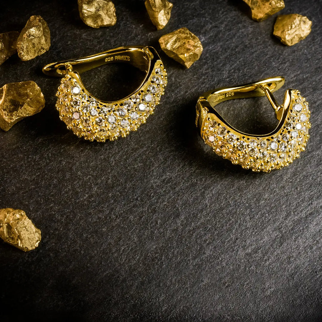 Glamouröse Damen Ohrringe Creolen aus vergoldetem 925 Sterling Silber mit Zirkonia – edle Schmuck-Inszenierung auf Schwarz