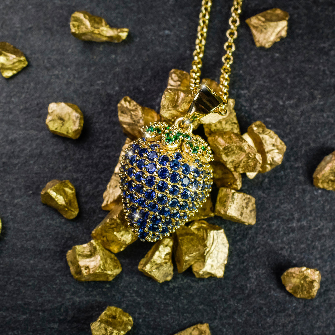 Luxuriöse Erdbeer-Halskette mit blauen Zirkoniasteinen auf goldener Kette – auffälliger Damenschmuck für besondere Anlässe