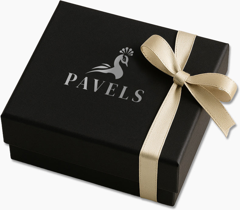 Elegante schwarze PAVELS Geschenkbox mit goldener Schleife – Symbolbild für Newsletter-Anmeldung und exklusive Angebote