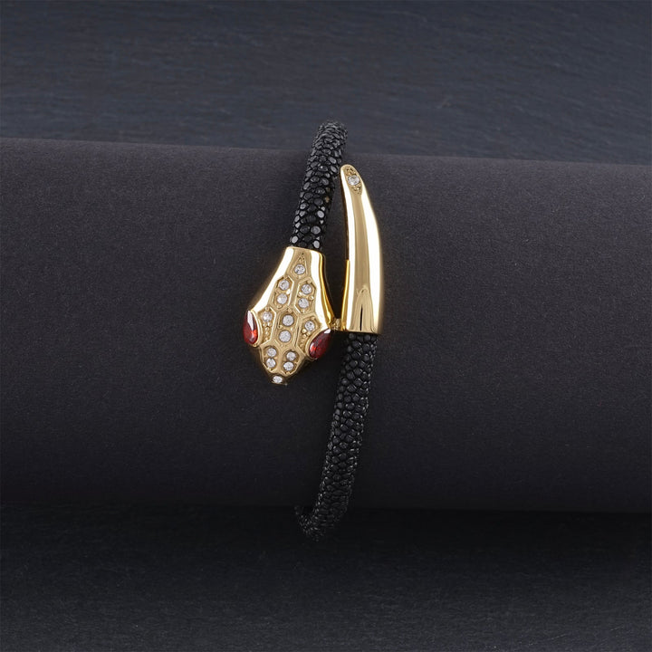 Offenes Damenarmband in Schwarz mit Snake-Muster, gefertigt aus Leder, vergoldetem Sterling Silber und glitzernden Zirkonia – stilvoll und feminin.