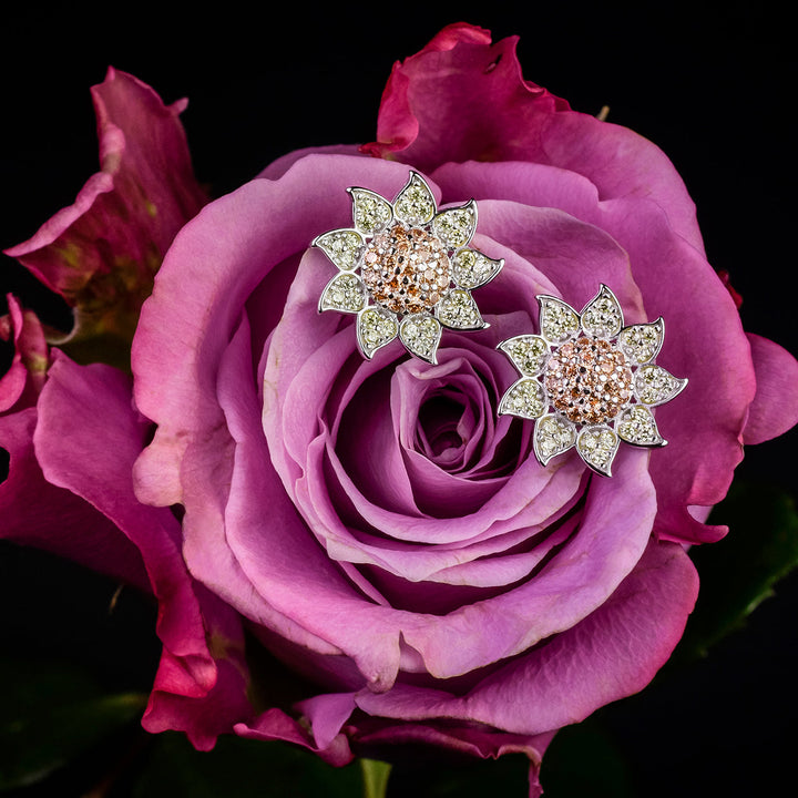 Sonnenblumen-Ohrringe aus Silber auf einer violetten Rose – verspielter und eleganter Blumen-Schmuck mit Zirkonia für Damen