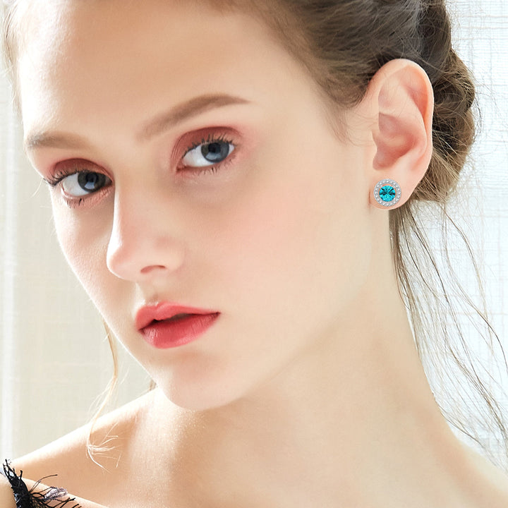Elegante Frau mit Ohrsteckern Blue Silber aus 925er Sterling Silber, rhodiniert und mit funkelnden 5A Zirkonia – perfekte Kombination aus Glamour und Alltagstauglichkeit
