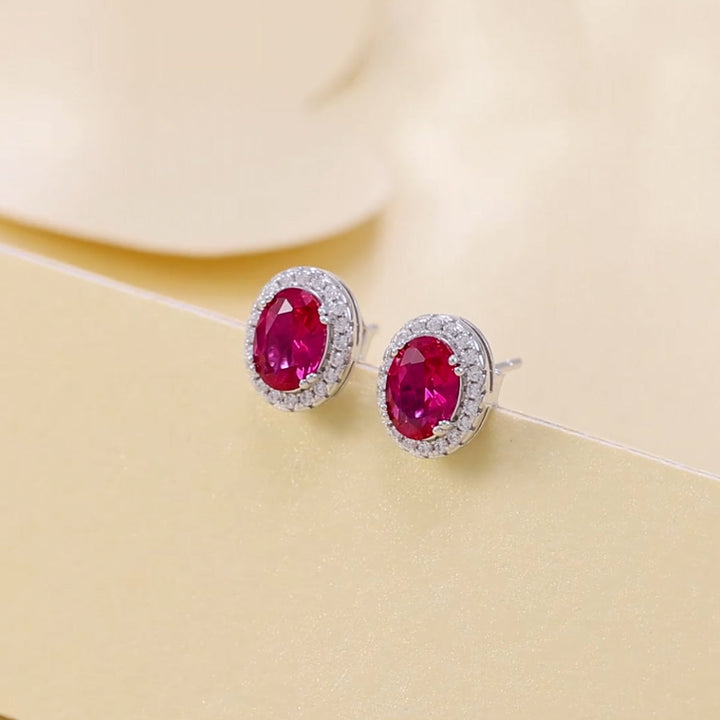 Funkelnde Ohrstecker mit rotem Zirkonia in ovaler Form, eingefasst in 925er Silber – glamouröser Damenschmuck der Kollektion Fame
