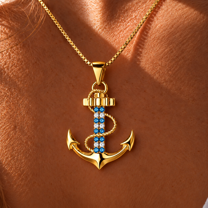 Goldene PAVELS Ankerkette getragen von einer Frau – maritime Halskette mit Anker Anhänger und blau-weißen Zirkonia-Steinen
