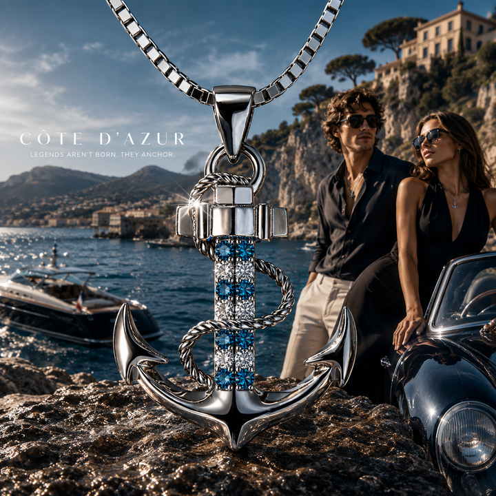 PAVELS Ankerkette aus 925 Sterling Silber mit blauen Zirkonia vor luxuriöser Côte-d’Azur-Kulisse