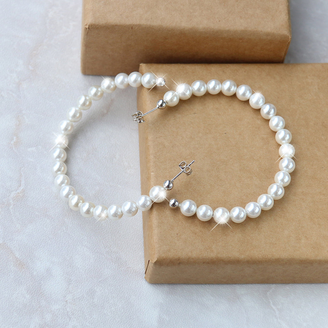 Silberne Perlentraum Creolen mit Perlen auf Box – stilvoller Schmuck für Damen und festliche Anlässe