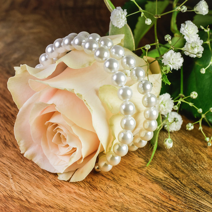 Silberne Creolen Perlentraum mit Perlen neben Rose – romantischer Schmuck für Damen zur Hochzeit oder als Geschenk