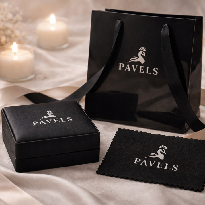 Elegante Schmuck Geschenkverpackung von PAVELS mit schwarzer Schmuckbox, Geschenktasche und Schmuckpflegetuch auf edlem Stoff dekoriert