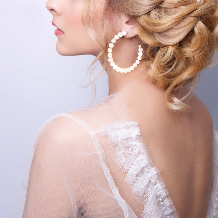 Perlentraum Silber Creolen getragen – elegante Braut-Ohrringe mit Perlen für Hochzeit und besondere Anlässe