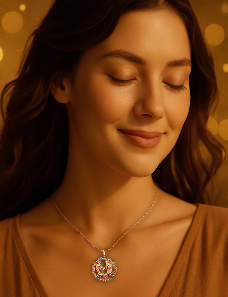 Elegantes Schmuckfoto einer Frau mit funkelnder Sternzeichen-Kette im warmen goldenen Licht. Perfektes Motiv für einen weihnachtlichen Schmuck-Slider – edel, emotional und voller astrologischer Bedeutung. Ideal für Kollektionen mit Tierkreiszeichen-Schmuck (Mobil).